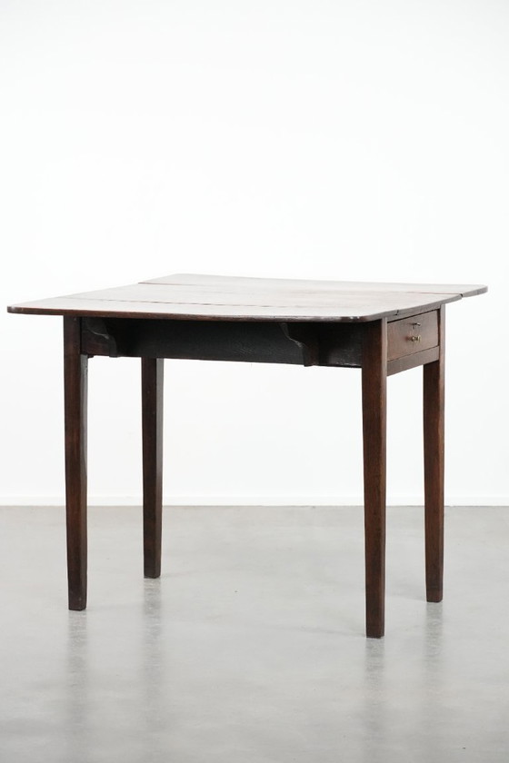 Image 1 of Antique English drop-leaf side/dining table made of oak from the 19th century with a drawer.
