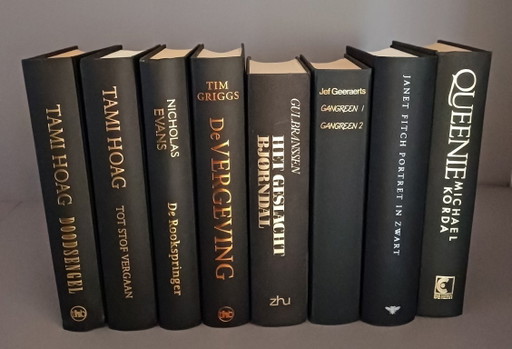 Dekorative Bibliothek | 8 Schwarze Gebundene Bücher | Schwarz & Gold