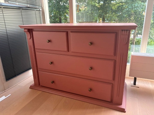 Commode vintage rose/violette avec poignées en laiton
