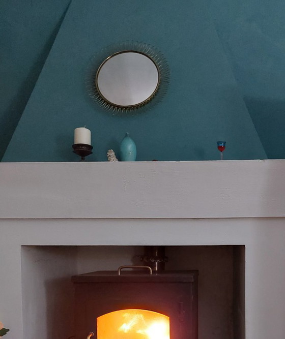 Image 1 of Kleine ronde Zweedse spiegel uit de jaren 1950 met zonnestralenmotief, gemaakt door Josef Frank voor Svenskt Tenn.