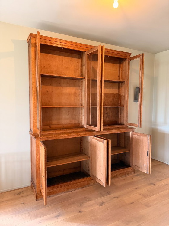 Image 1 of Credenza antica in rovere con ante in vetro