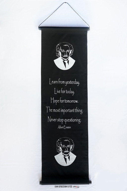 Een Unieke Wanddecoratie of Meditatiebanner met een Levensbeschouwelijke Uitspraak