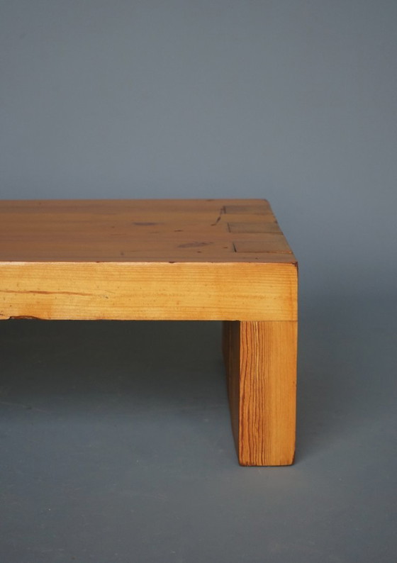 Image 1 of Table basse en pin, style Charlotte Perriand. France, années 1960.