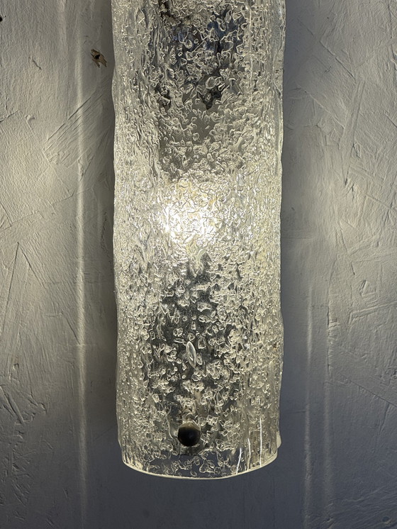 Image 1 of Grande lampada da parete in vetro ghiacciato testurizzato: eleganza brutalista di metà secolo