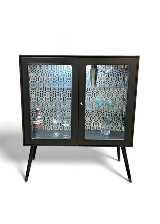Image 1 of Mid Century Modern vitrinekast in grijs met goud | The Vintage Vibe
