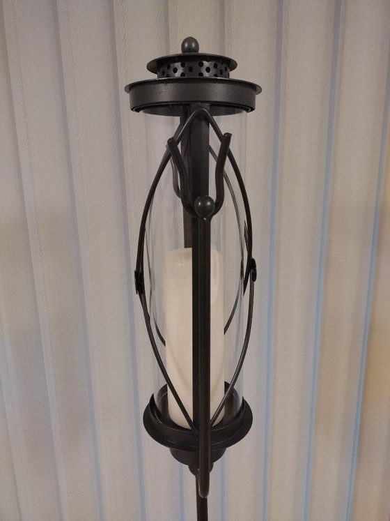Image 1 of Luxe Vintage Gietijzeren Vloerkandelaar met Windlicht (H.150cm) – Binnen & Buiten