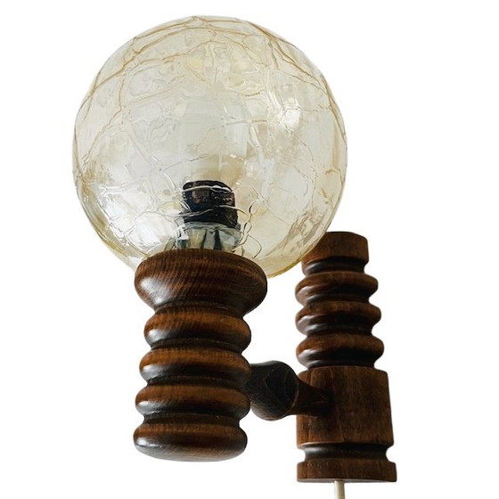 Image 1 of Lampada da parete vintage di metà secolo in legno massello con sfera in vetro iridescente color pesca, anni '70