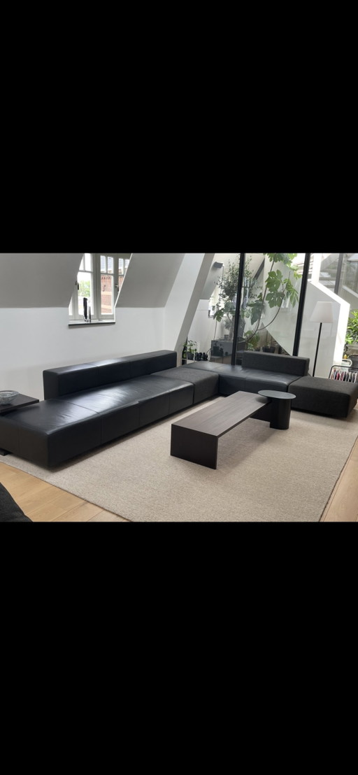 Canapé d'angle combinant cuir et tissu, par Indera