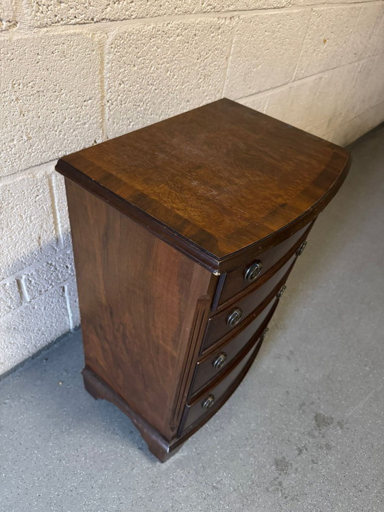 Image 1 of Commode en noyer avec assemblages à queue d'aronde