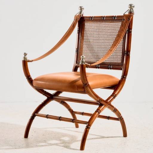 MK11244 Notenhouten fauteuil met een bamboe-achtig design – Wood