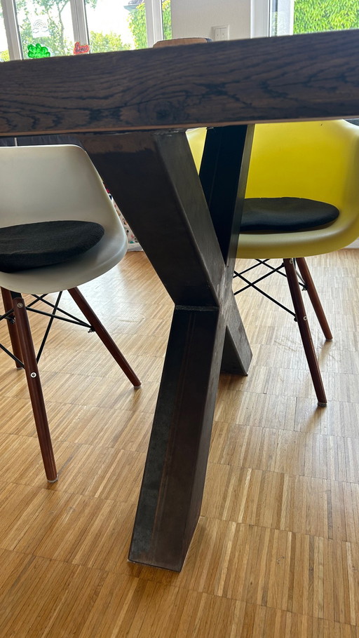 Table de salle à manger design en bois massif de Holzwerk Hamburg, 8 chaises incluses