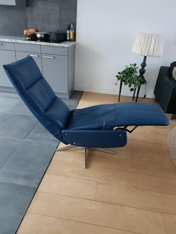 Image 1 of Poltrona relax in pelle blu.