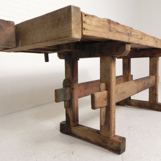 Banco de trabajo industrial de madera con tornillo de banco, 194 cm de largo, década de 1930. (photo 17 of 34)