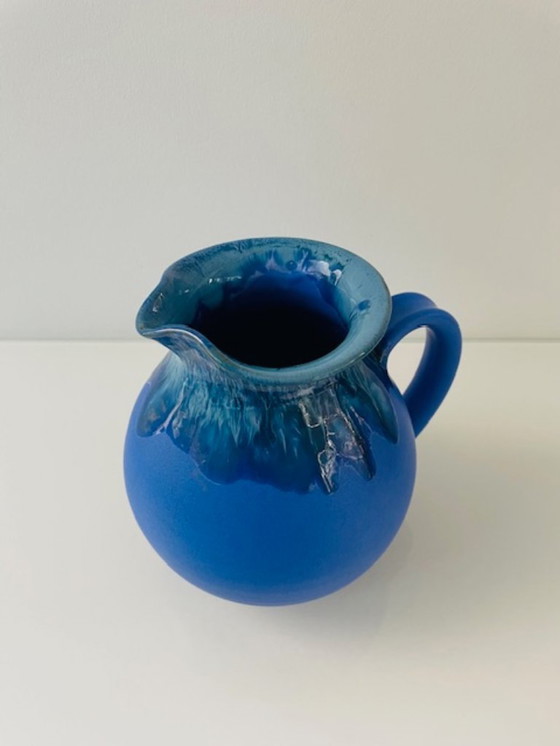 Image 1 of Pichet en céramique bleu cobalt à glaçure expressive
