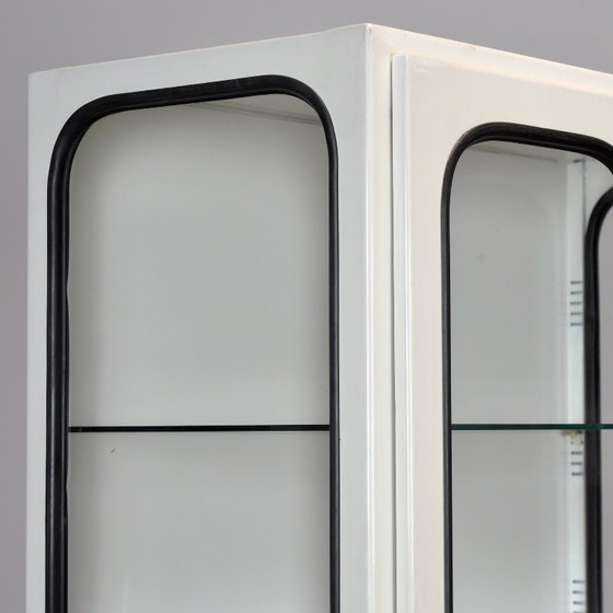 Vintage medical cabinet, 1970s – Display cabinets, Glass, Metal (photo 5 of 9)