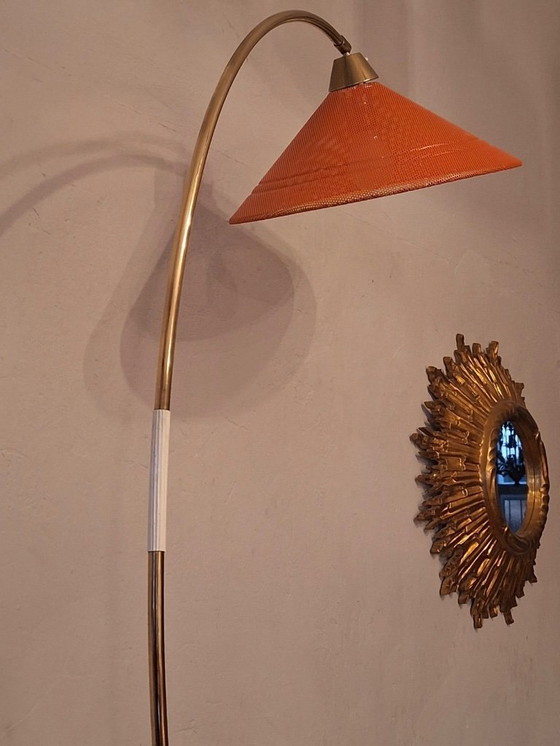 Image 1 of Lampadaire arqué en laiton et métal perforé, style moderne du milieu du siècle, années 1960