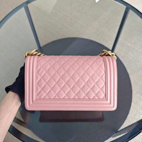 Image 1 of Borsa Chanel Boy Medium - Caviar 25 cm trapuntata rosa chiaro con finiture dorate Serie 25