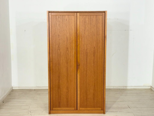 Hoogtepunt van Deens design: Tijdloze teakhouten kledingkast