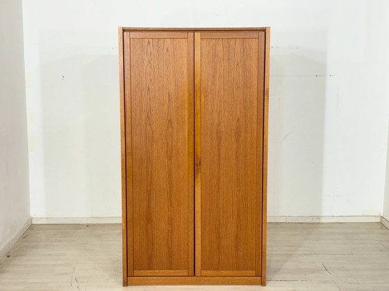Image 1 of Hoogtepunt van Deens design: Tijdloze teakhouten kledingkast