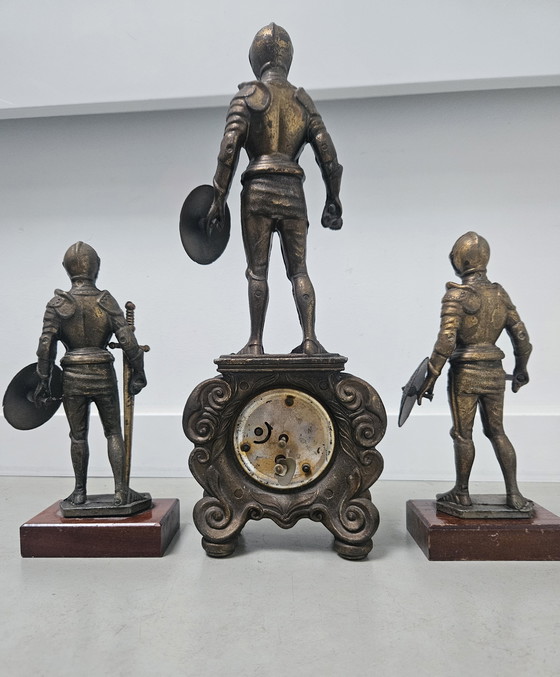 Image 1 of Horloge Chevalier avec statues de chevaliers assorties