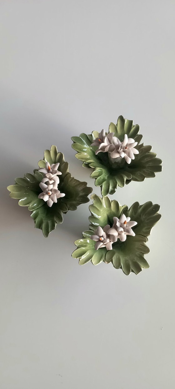 Image 1 of Italiaanse keramische bloemornamenten - set van 3 - Mid-century decor