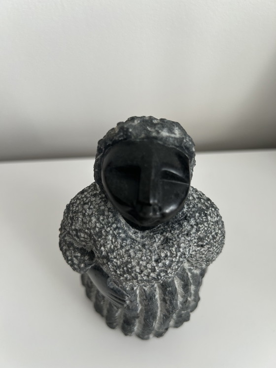 Scultura Shona originale in pietra serpentina – « Proud Lady » di Aron Kapembeza, nipote di Colleen Madamombe (photo 5 of 5)