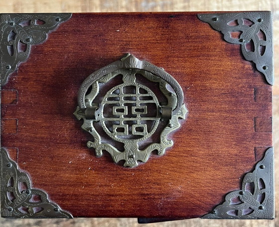 Image 1 of Wunderschöne, antike chinesische Schmuckschatulle aus Rosenholz mit Jade, Messing und Originalschloss (ca. 1960er Jahre)