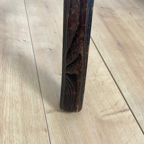 Image 1 of Coppia di sedie basse brutaliste a treppiede in legno massello, metà del XX secolo.