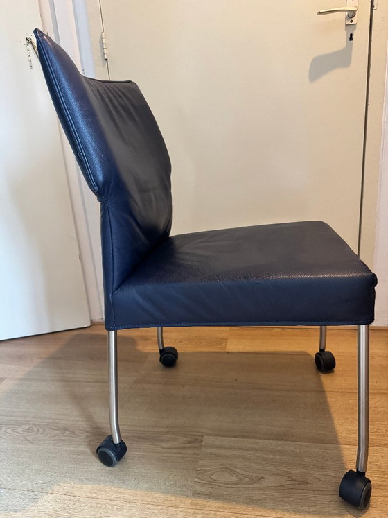 4 chaises de salle à manger design en stock – Design on Stock, Leather, Metal (photo 6 of 12)