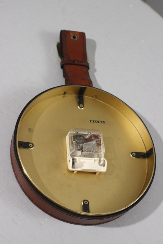 Image 1 of Pendule murale vintage Junghans laiton cadre cuir ceinture design moderniste 1970s