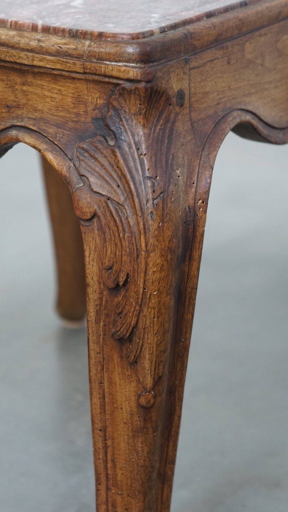 Image 1 of Ancienne table d'appoint carrée française de la fin du XVIIIe siècle avec cadre en bois et plateau en marbre