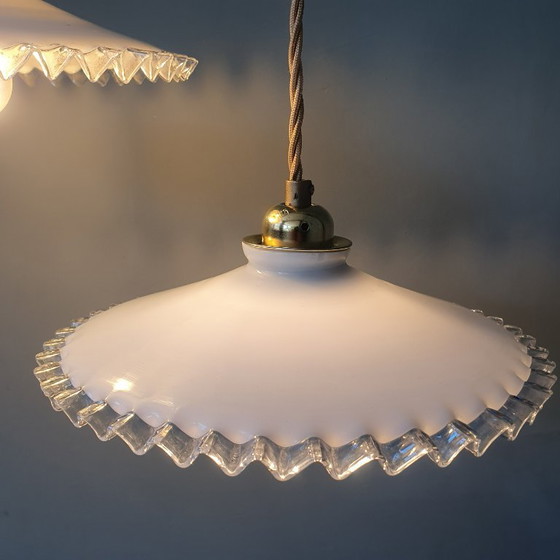 Set di Lampade a sospensione Vintage in Vetro Opalino Bianco. Modello 'Pie crust' – Metallo (photo 9 of 21)