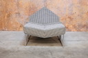 Sillón Leolux Wibber único en tela blanca y negra con otomana.