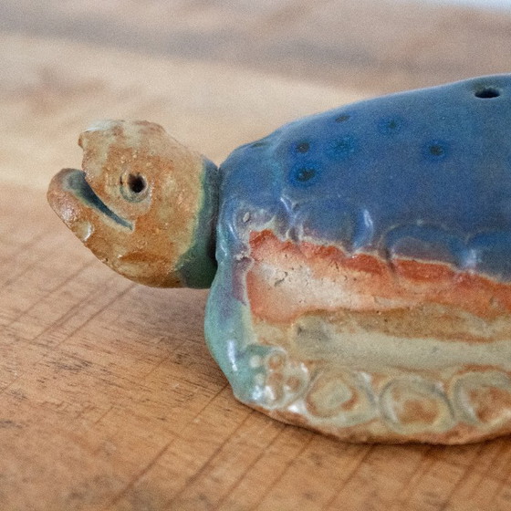 Image 1 of Tortue marine en céramique à motif océanique, signée au dos