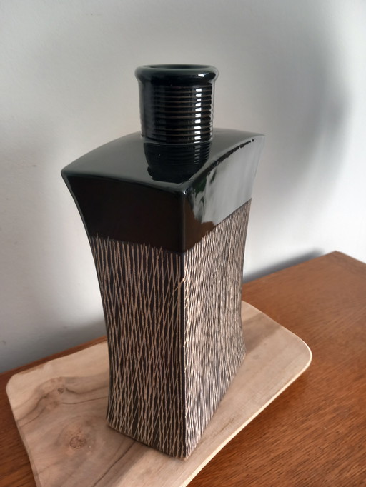 Large Modernist "Flasque" Vase – Vitreous Black Enamel – 26 cm – Architectural Design – 1970/80