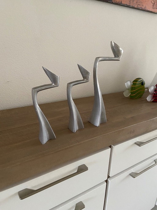 3 grands chandeliers SWAN de Matthew Hilton Design