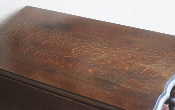 Image 1 of Ancienne table à manger à rallonge en chêne patiné avec bords sculptés, 1900