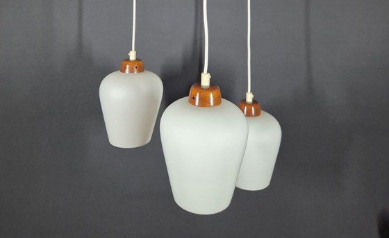 Image 1 of Lampada a sospensione vintage - Teak e vetro opalino - Anni '70