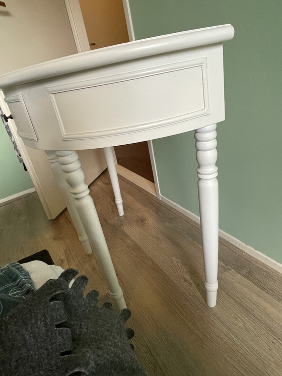 Image 1 of Twee witte halfronde kastjes