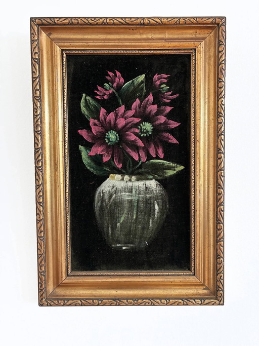 Peinture à l'huile originale vintage représentant une nature morte de fleurs rouges sur velours.