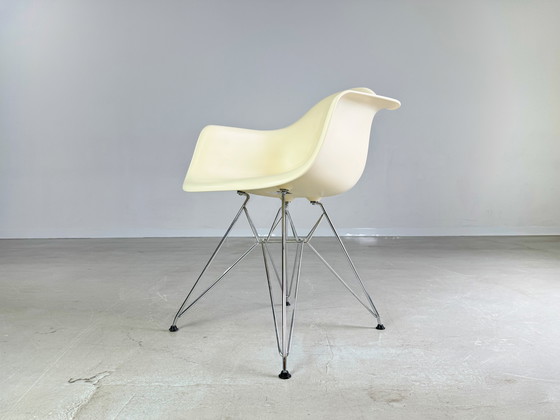 Image 1 of Set of 4 Vitra Chairs Charles & Ray Eames Plastic Armchair Dar Re