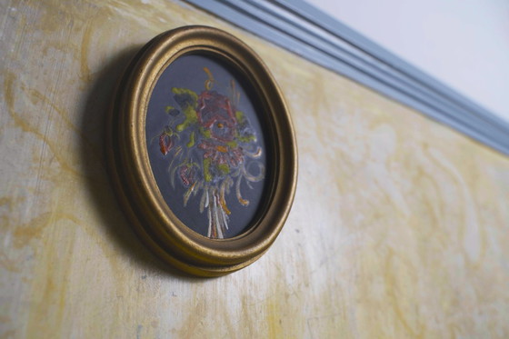 Image 1 of Vintage miniatuur handgeschilderd Nederlands / Vlaams stilleven bloemenschilderij in gouden houten ovale lijst