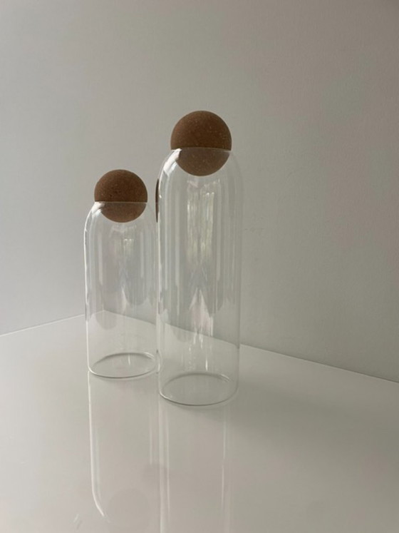 Image 1 of Juego de 2 tarros de cristal para almacenamiento con tapas abovedadas de corcho.