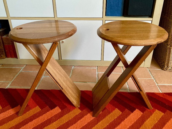 Image 1 of Een paar vintage Bankotte klapstoelen van massief cederhout, geïnspireerd op de "Suzy"-stoelen van Adrian Reed.