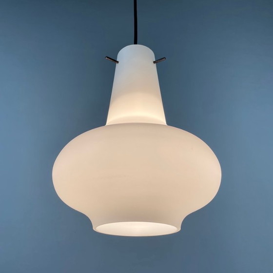 Image 1 of Lampada a sospensione in vetro opalino nello stile dello Stilnovo. Moderna di metà secolo. Italia, anni '60
