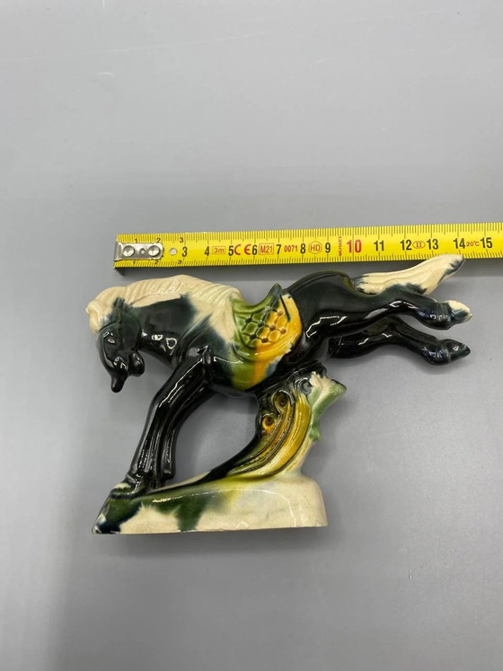 Cavallo al galoppo in ceramica smaltata, stile Tang, nero e crema, sella gialla e verde. – Stoviglie (photo 5 of 6)