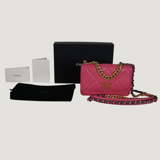 Image 1 of CHANEL PORTEMONNEE AAN KETTING 19