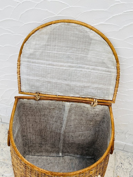 Image 1 of Vintage rieten mand met kleurrijke bloemenversiering