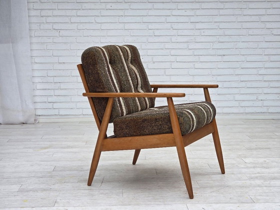 Image 1 of Fauteuil danois des années 1970, en bois de hêtre, recouvert de tissu d'ameublement en laine.