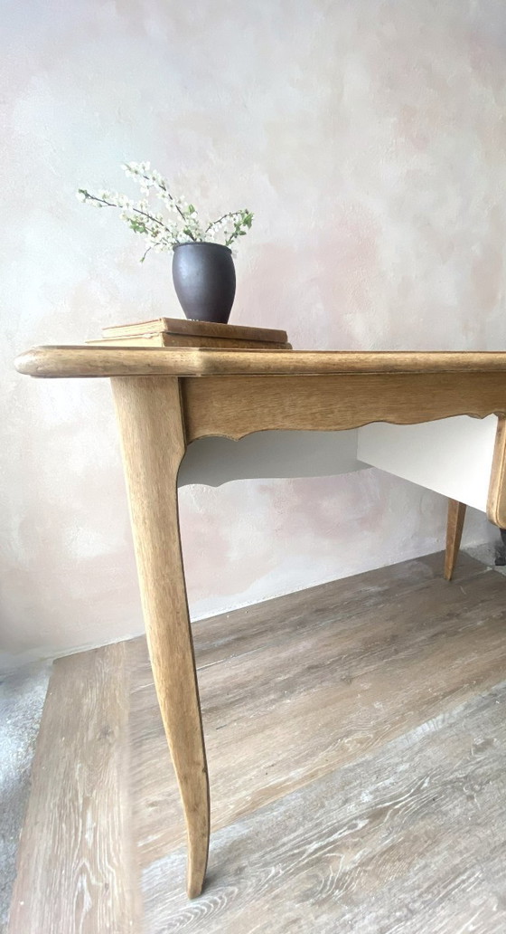 Image 1 of Bureau vintage en chêne 2 tiroirs rénové - Bois miel et beige doux